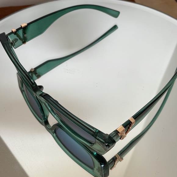 NWOT Chic coloured green sunglasses - Picture 3 of 7